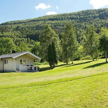 4 Person In Utvik-by Traum