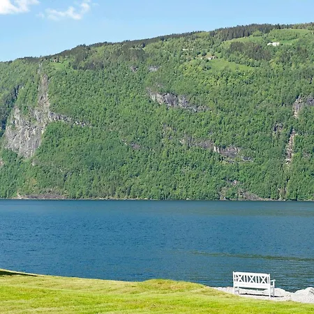 4 Person In Utvik-by Traum